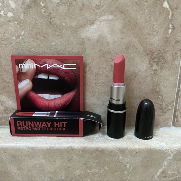 Mac lipstick - Runway Hit - Picture 2 of 3